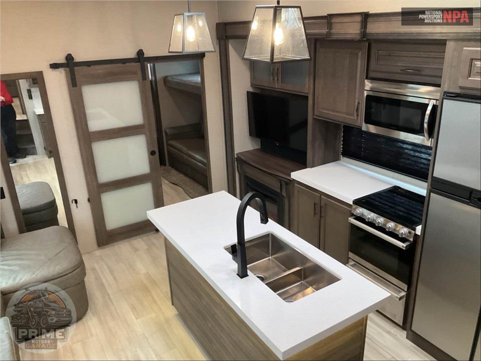 2022 Grand Design Recreational Vehicles M-3740BH - SOLITUDE S-CLASS FIFTH WHEEL SERIES — фото 6