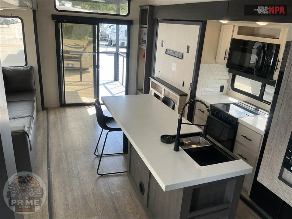 2025 Cherokee By Forest River M -3800DECK - ARCTIC WOLF FIFTH WHEEL SERIES — фото 9