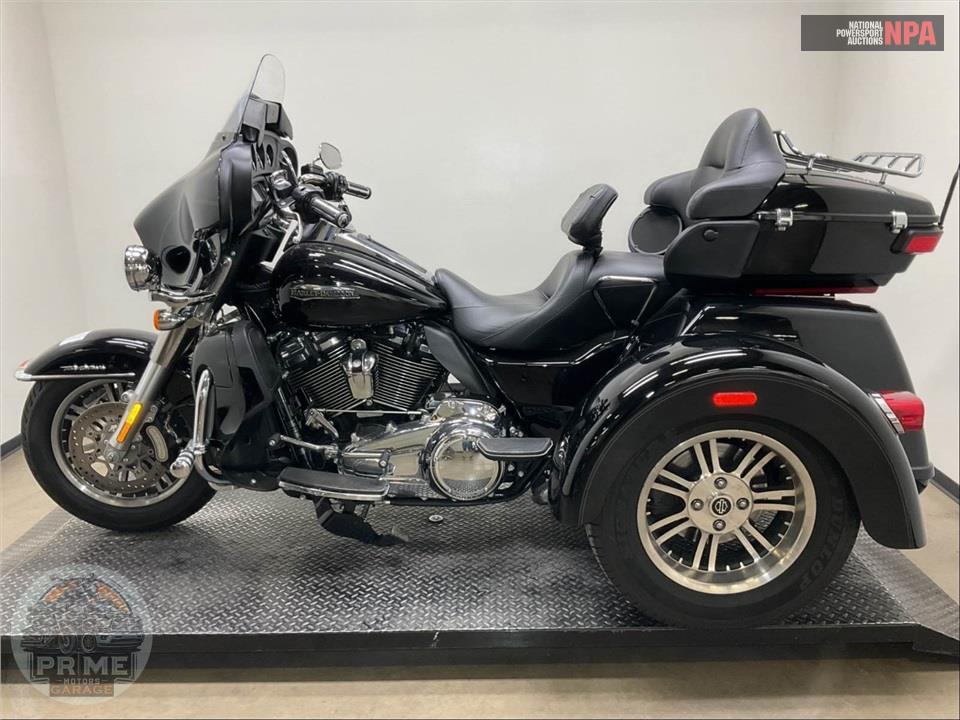 2018 Harley-Davidson FLHTCUTG TRI GLIDE ULTRA — фото 3