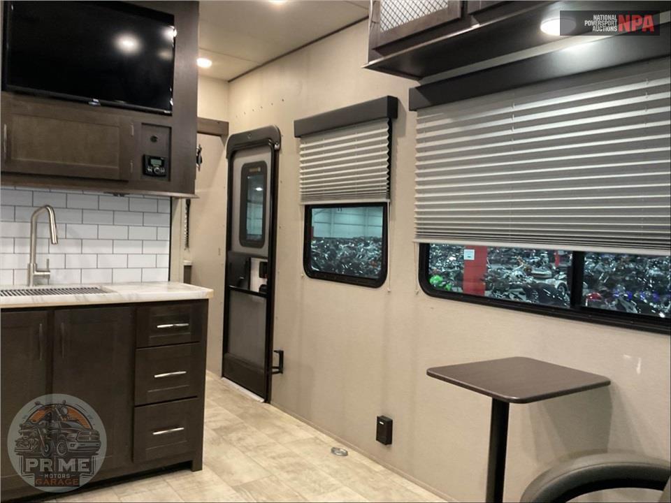 2022 Grand Design Recreational Vehicles M-25G MOMENTUM G-CLASS TOY HAULER SERIES — фото 8