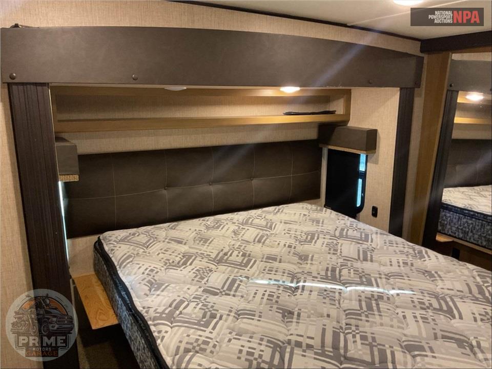 2017 Crossroads Rv M-322 RL - CRUISER FIFTH WHEEL SERIES — фото 11