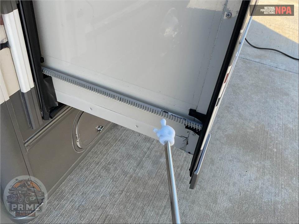 2017 Winnebago M-23A FORD - FUSE SERIES — фото 41