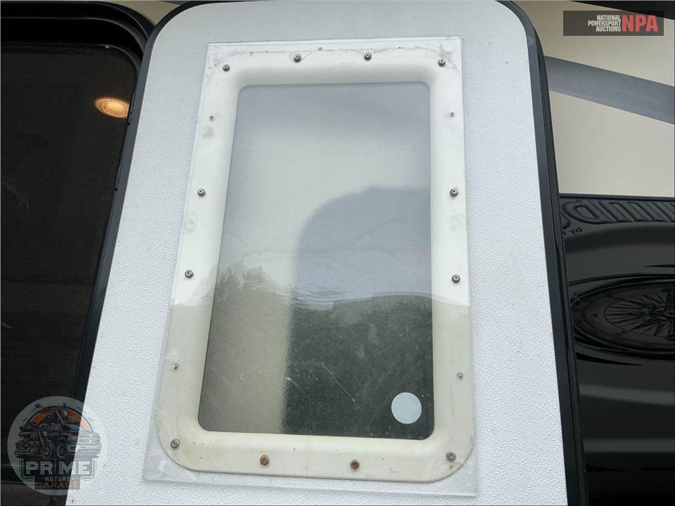 2015 Ultralite By Winnebago M-27RBDS — фото 33