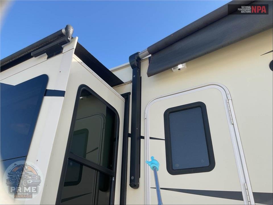 2017 Grand Design Recreational Vehicles M-375RES - SOLITUDE FIFTH WHEEL SERIES — фото 37