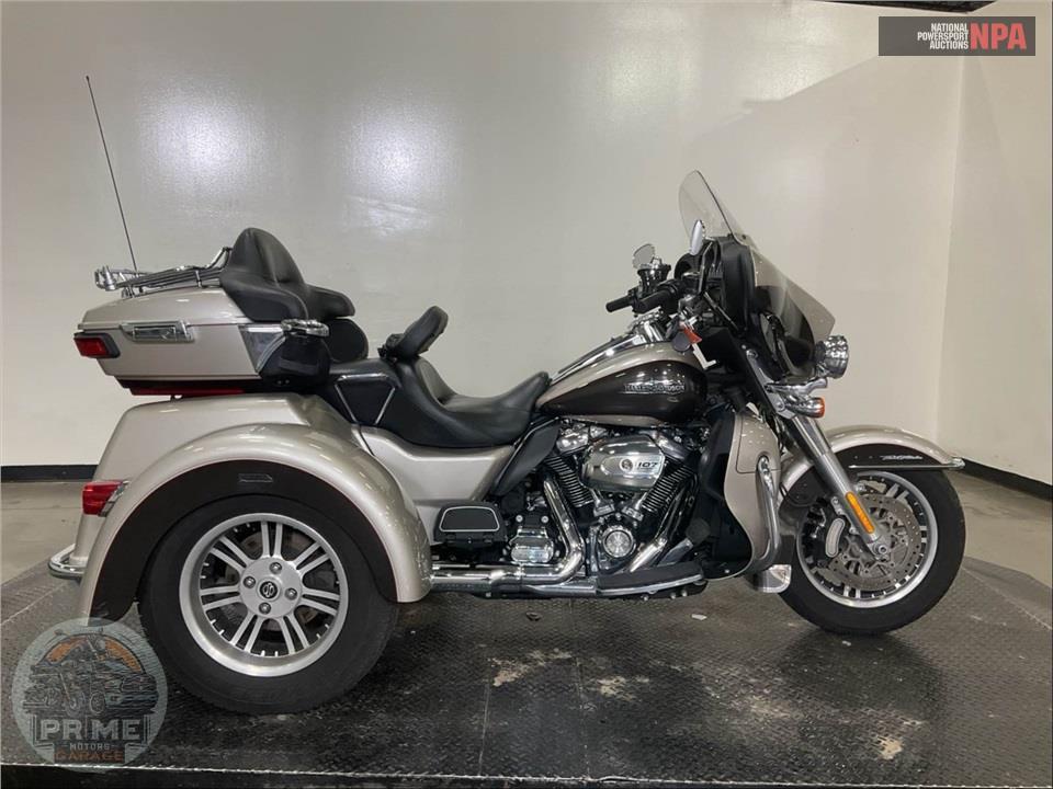2018 Harley-Davidson FLHTCUTG TRI GLIDE ULTRA — фото 1