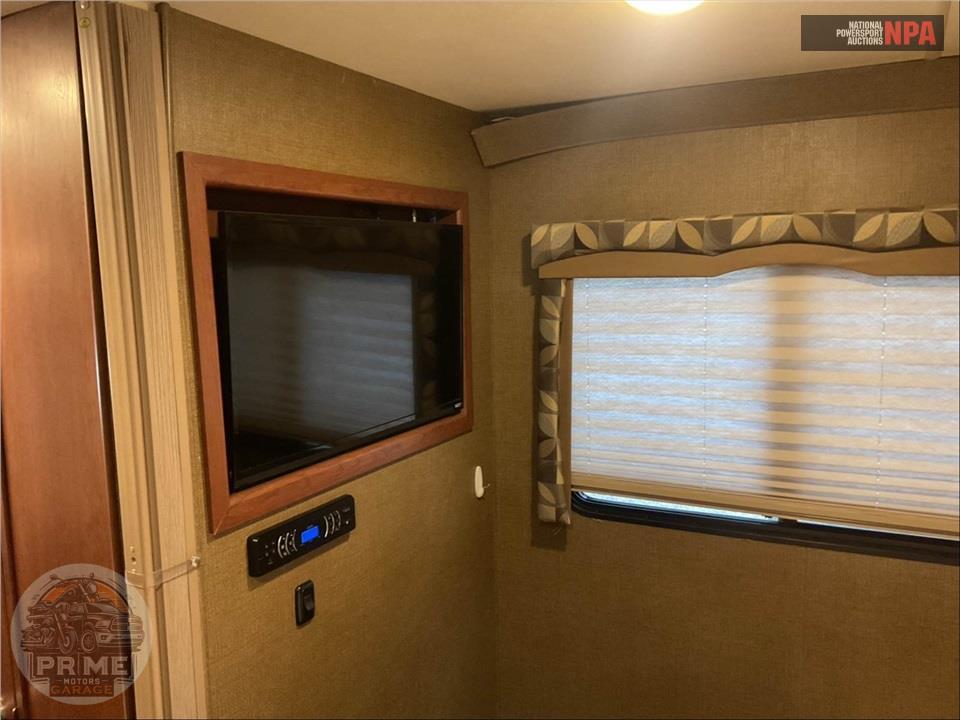 2016 Thor Motor Coach M-28Z E450-V10 - CHATEAU SERIES — фото 26