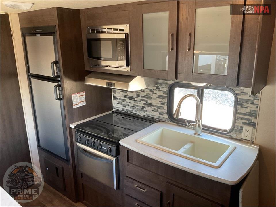 2018 Wildwood By Forest River M-171RBXL - X-LITE SERIES — фото 6
