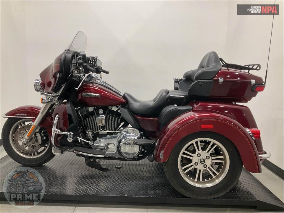 2016 Harley-Davidson FLHTCUTG TRIGLIDE ULTRA CLASSIC — фото 3