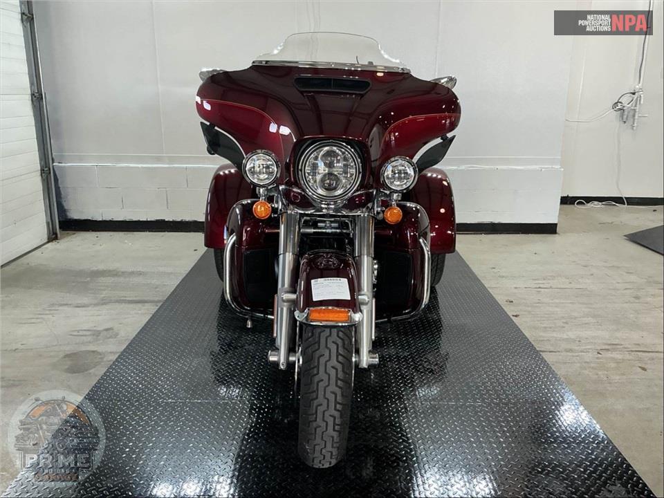 2017 Harley-Davidson FLHTCUTG TRIGLIDE ULTRA CLASSIC — фото 2