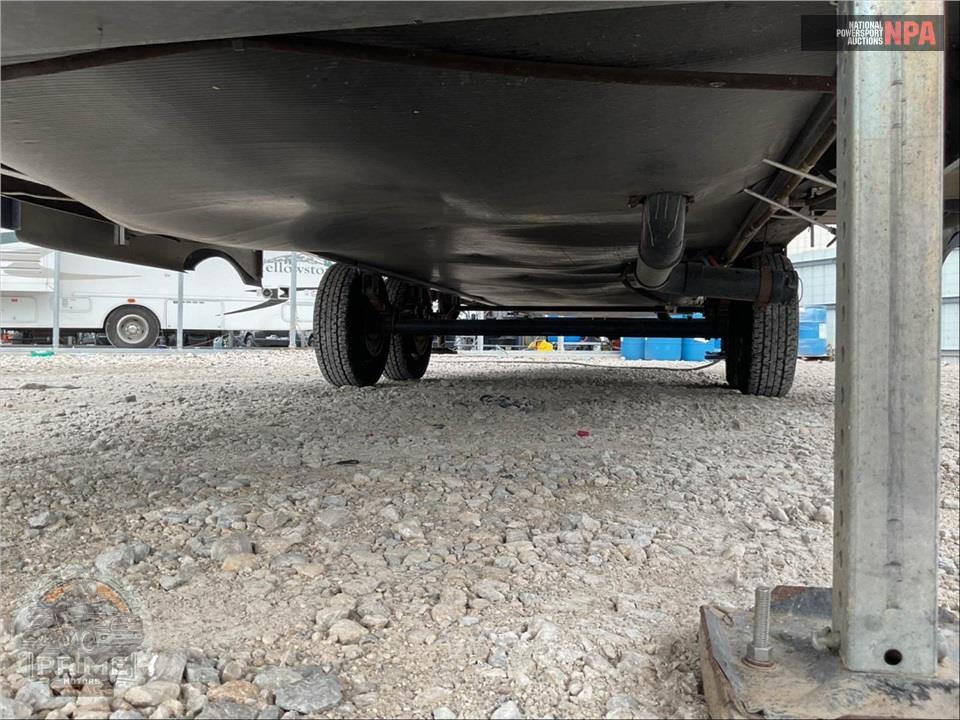 2019 Cherokee By Forest River M-305ML6 ARCTIC WOLF FIFTH WHEEL SERIES — фото 32