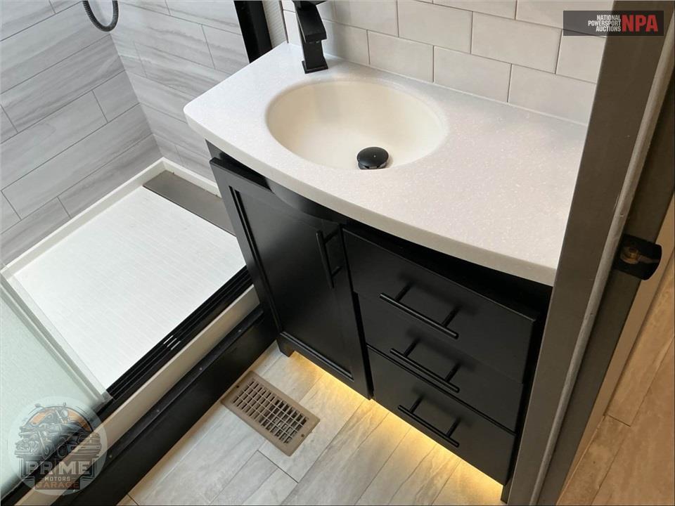 2022 Riverstone M-442MC - LEGACY FIFTH WHEEL SERIES — фото 19