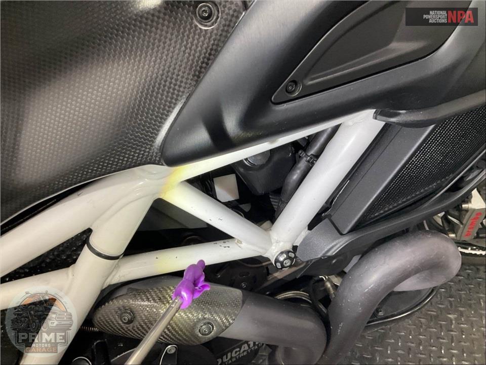 2015 Ducati DIAVEL CARBON WHITE — фото 17