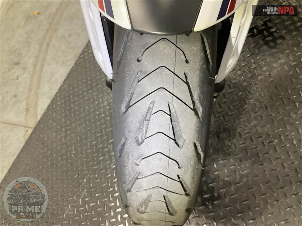 2025 Triumph TRIDENT 660 TRIPLE TRIBUTE EDITION — фото 12