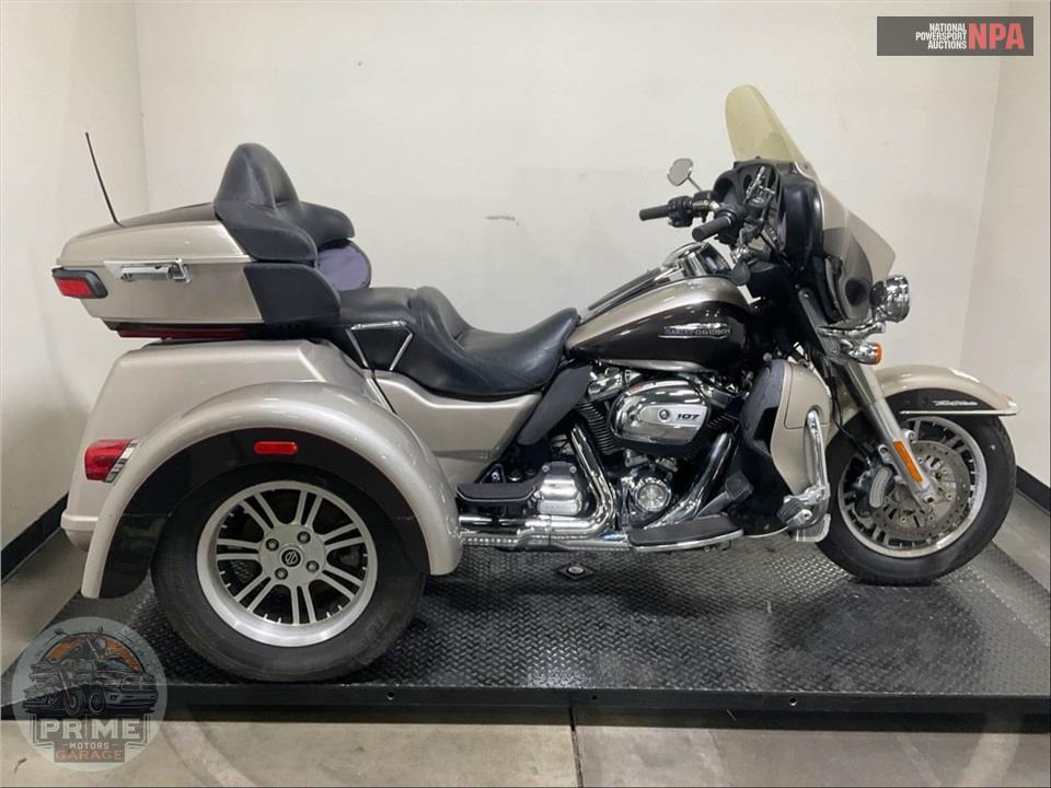 2018 Harley-Davidson FLHTCUTG TRI GLIDE ULTRA — фото 1