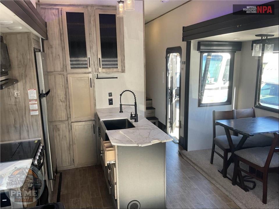 2022 Cherokee By Forest River M-3660SUITE ARCTIC WOLF FIFTH WHEEL SERIES — фото 8