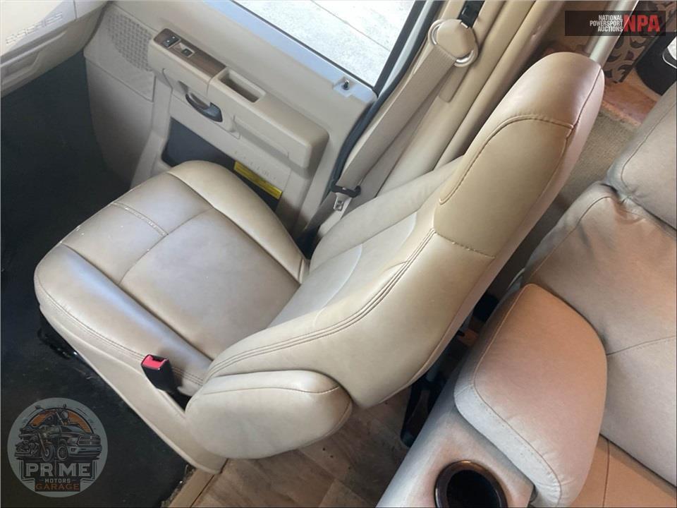2018 Thor Motor Coach M-31E E450-V10 - FOUR WINDS SERIES — фото 22