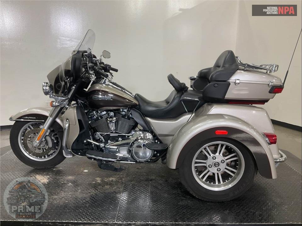 2018 Harley-Davidson FLHTCUTG TRI GLIDE ULTRA — фото 3