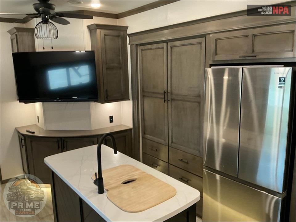 2022 Riverstone M-442MC - LEGACY FIFTH WHEEL SERIES — фото 6