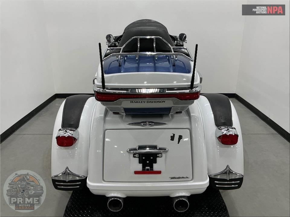 2015 Harley-Davidson FLHTCUTG TRIGLIDE ULTRA CLASSIC — фото 4