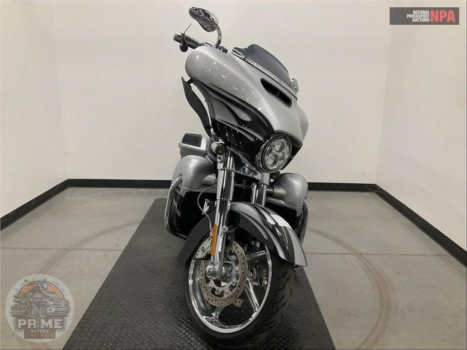 2015 Harley-Davidson FLHXSE CVO STREET GLIDE SPECIAL — фото 2