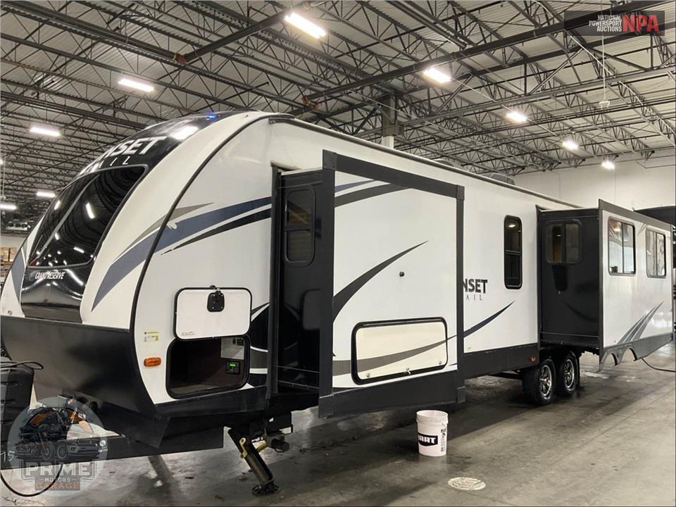 2018 Crossroads Rv M-33 CK - SUNSET TRAIL GRAND RESERVE SERIES — фото 2