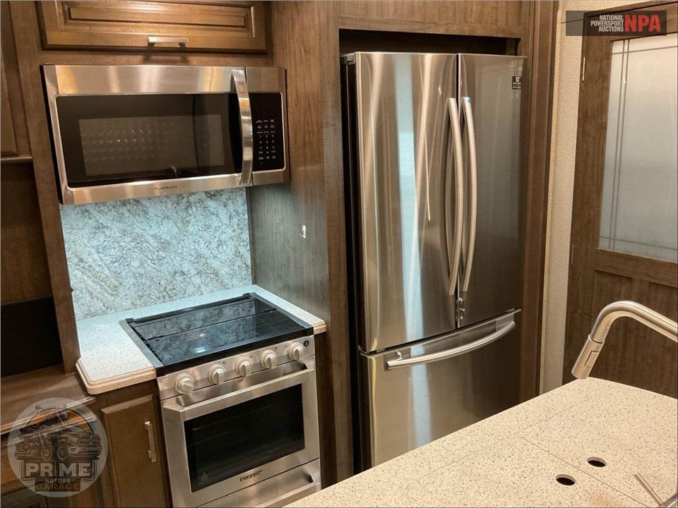2021 Grand Design Recreational Vehicles M-3950BH - SOLITUDE S-CLASS FIFTH WHEEL SERIES — фото 22