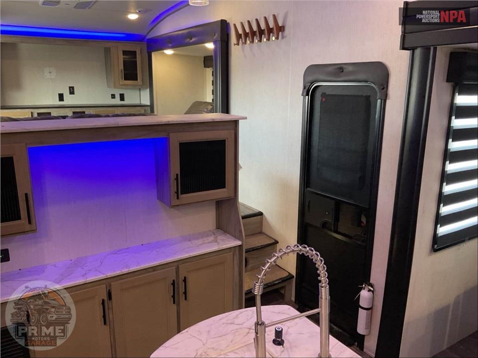 2022 Cherokee By Forest River M-3990SUITE ARCTIC WOLF FIFTH WHEEL SERIES — фото 8