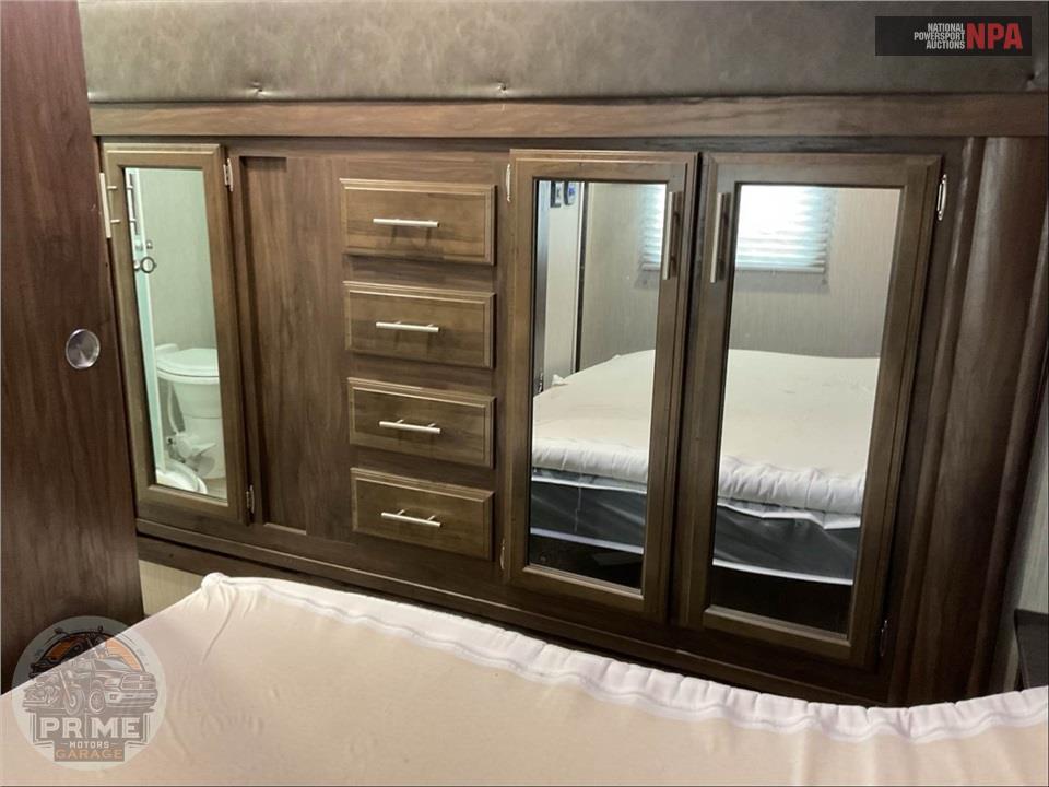 2019 Cherokee By Forest River M-305ML6 ARCTIC WOLF FIFTH WHEEL SERIES — фото 13