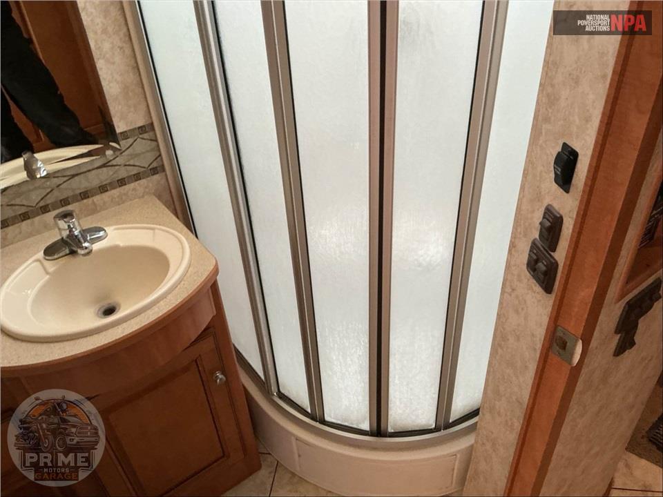 2011 Winnebago M-35P-FORD - ADVENTURER SERIES — фото 26
