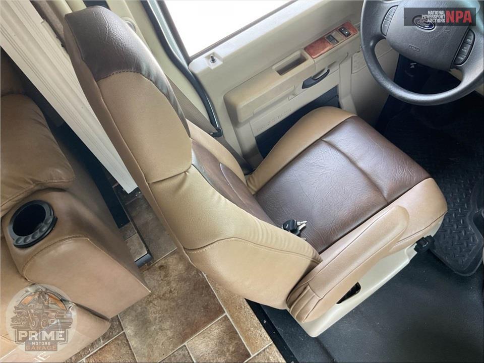 2016 Thor Motor Coach M-31L E450-V10 - CHATEAU SERIES — фото 21