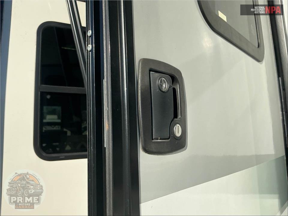 2020 Voyage By Winnebago M-3235RL - FIFTH WHEEL SERIES — фото 35