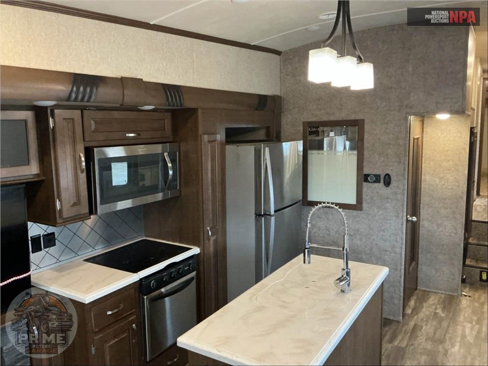 2017 Cedar Creek M-37MBH - SILVERBACK FIFTH WHEEL SERIES — фото 5