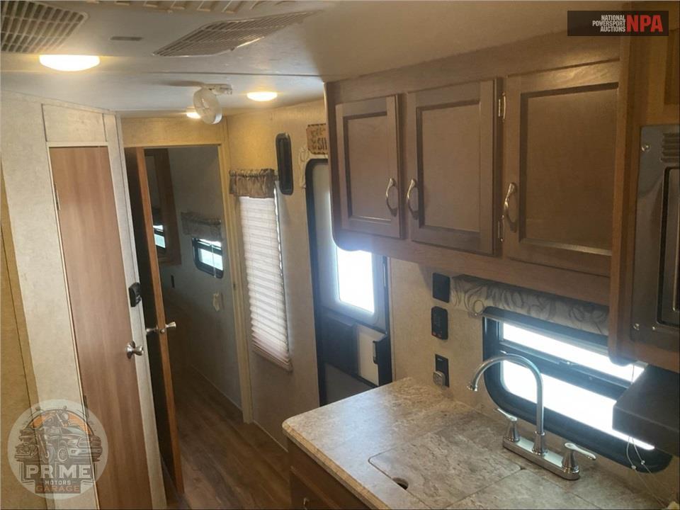 2017 Coachmen By Forest River M-22 TH - CATALINA TRAIL BLAZER TOY HAULER SERIES — фото 8