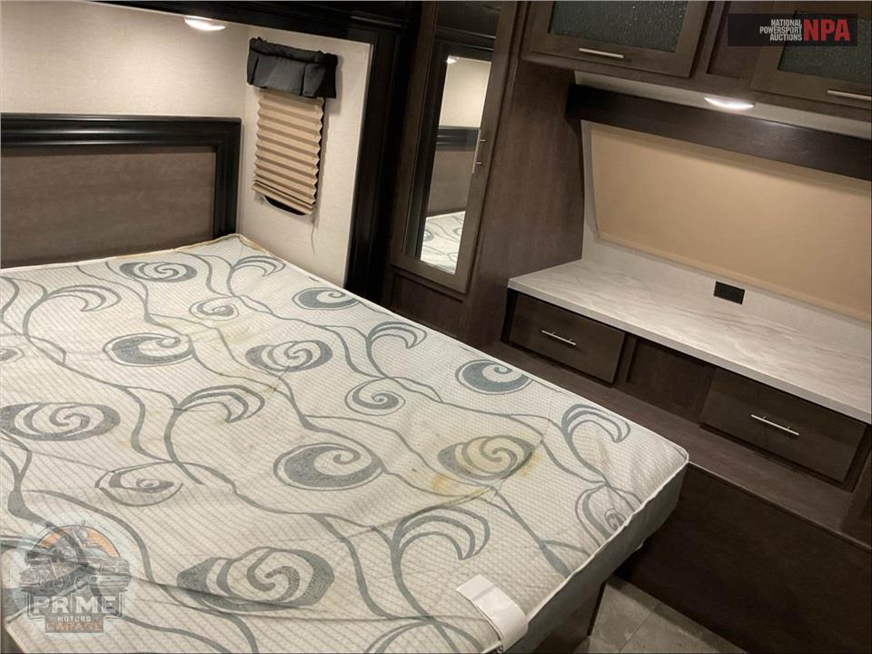 2018 Crossroads Rv M-33 CK - SUNSET TRAIL GRAND RESERVE SERIES — фото 12
