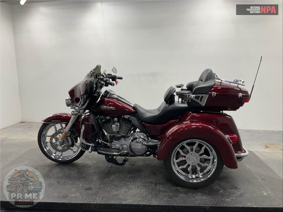 2015 Harley-Davidson FLHTCUTG TRIGLIDE ULTRA CLASSIC — фото 3