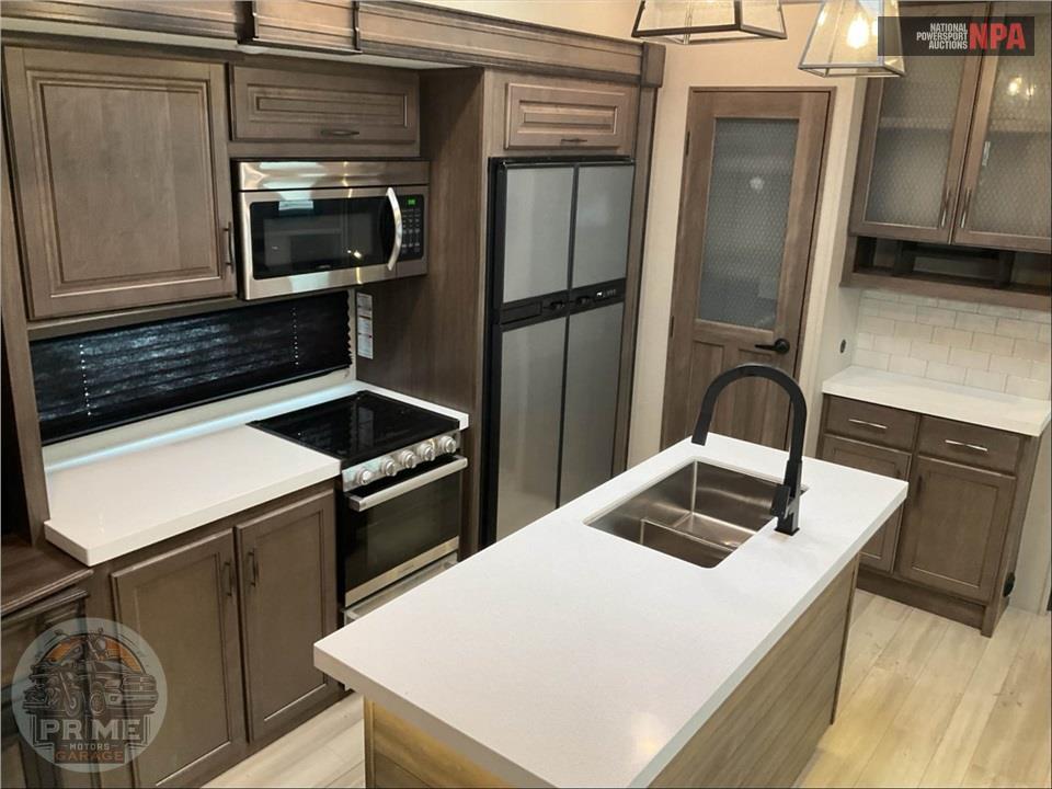 2022 Grand Design Recreational Vehicles M-3740BH - SOLITUDE S-CLASS FIFTH WHEEL SERIES — фото 9
