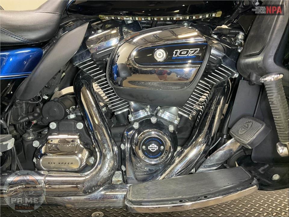 2018 Harley-Davidson FLHTCUTG TRI GLIDE ULTRA ANNIVERSARY — фото 6