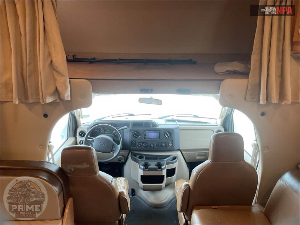 2017 Thor Motor Coach M-28Z E450-V10 - CHATEAU SERIES — фото 15