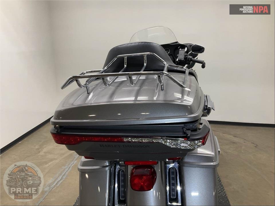 2017 Harley-Davidson FLHTCU ELECTRA GLIDE ULTRA CLASSIC — фото 27
