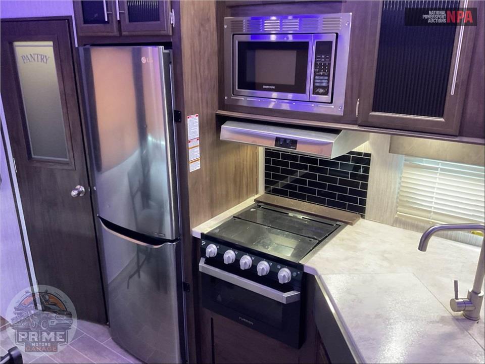 2019 Cherokee By Forest River M-305ML6 ARCTIC WOLF FIFTH WHEEL SERIES — фото 17