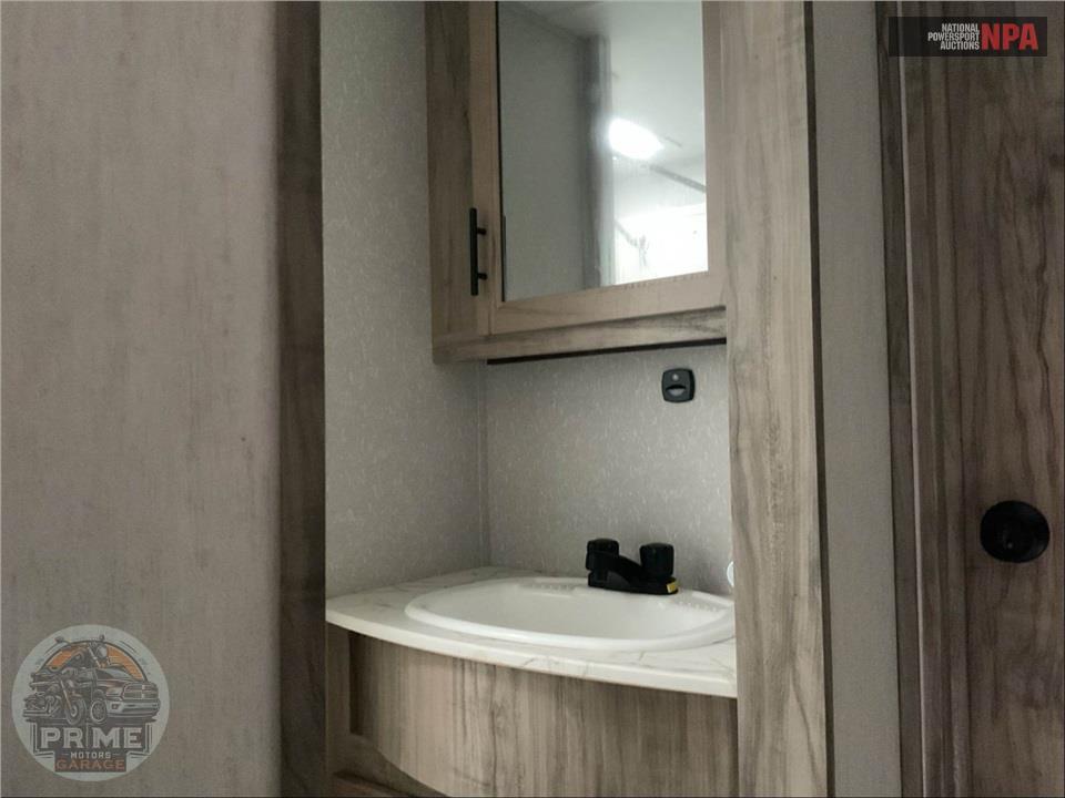 2021 Cherokee By Forest River M-3550SUITE - ARCTIC WOLF FIFTH WHEEL SERIES — фото 16