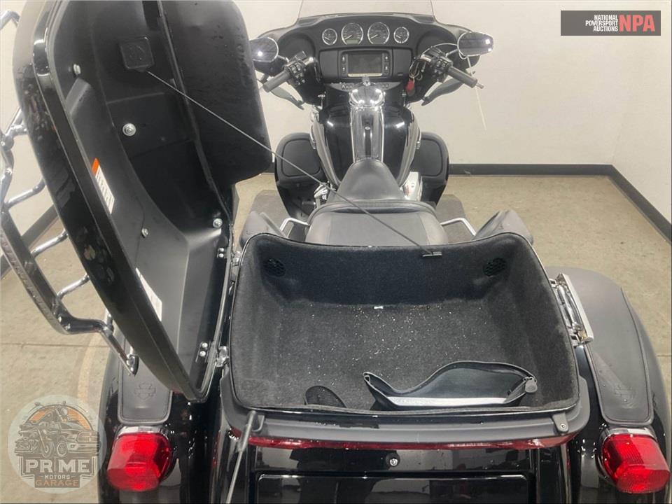 2017 Harley-Davidson FLHTCUTG TRIGLIDE ULTRA CLASSIC — фото 20