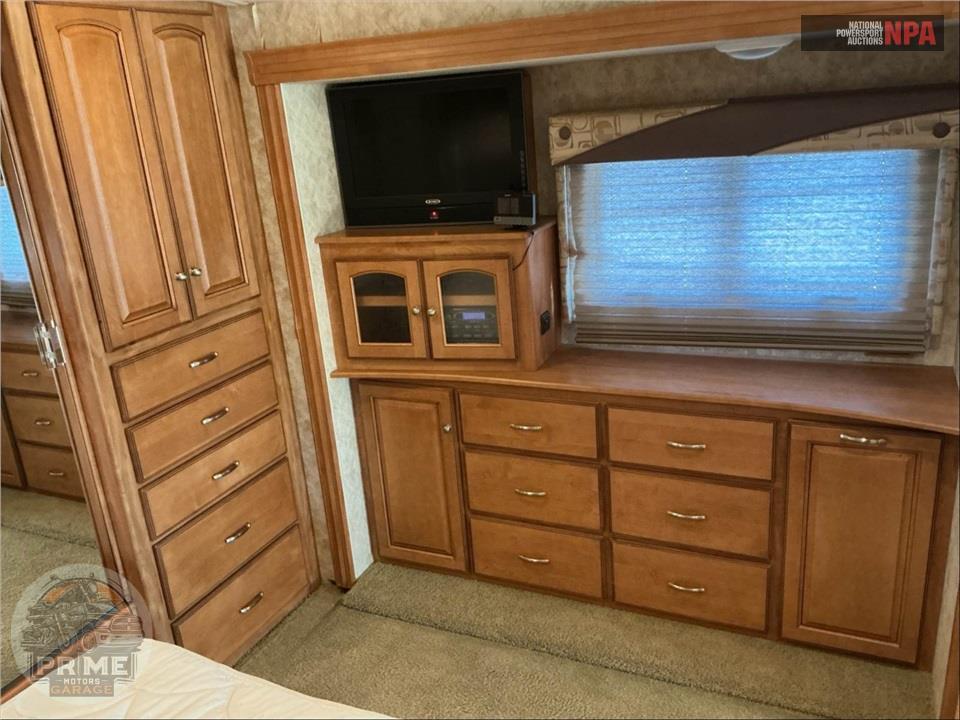 2011 Winnebago M-35P-FORD - ADVENTURER SERIES — фото 24