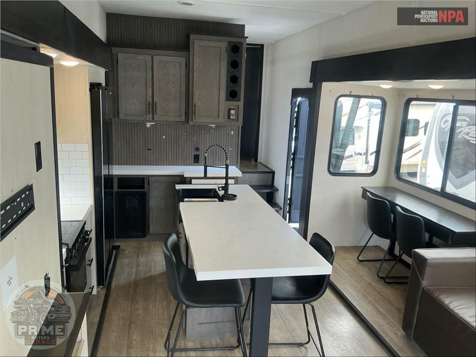 2025 Cherokee By Forest River M -3800DECK - ARCTIC WOLF FIFTH WHEEL SERIES — фото 6