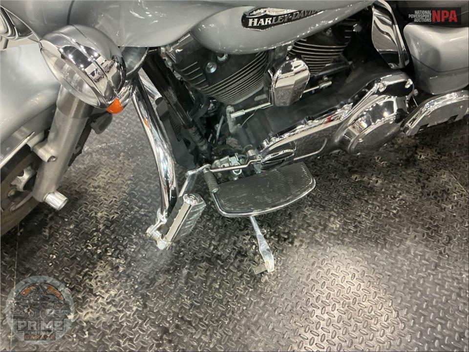 2015 Harley-Davidson FLHTCU ULTRA CLASSIC ELECTRA GLIDE — фото 19