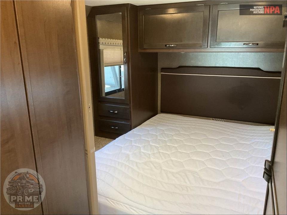 2019 Thor Motor Coach M-28Z E450-V10 - FOUR WINDS SERIES — фото 18