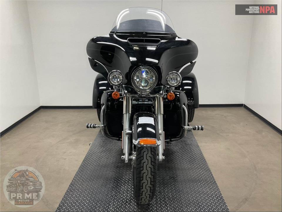 2018 Harley-Davidson FLHTCUTG TRI GLIDE ULTRA — фото 2