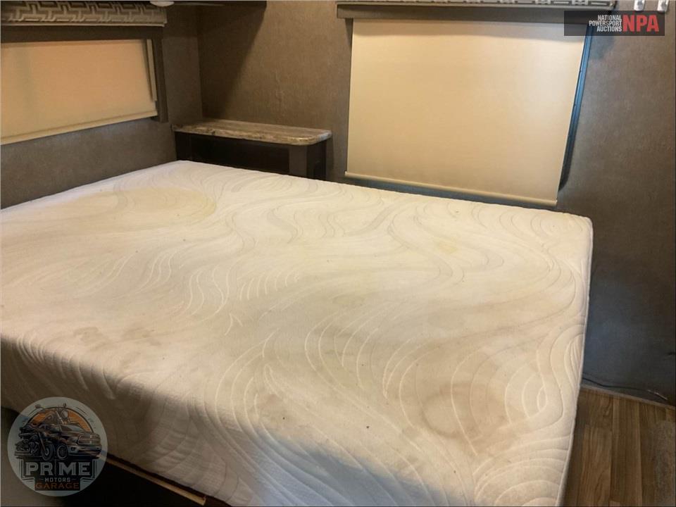 2018 Thor Motor Coach WS31 E450-V10 - QUANTUM SERIES — фото 20