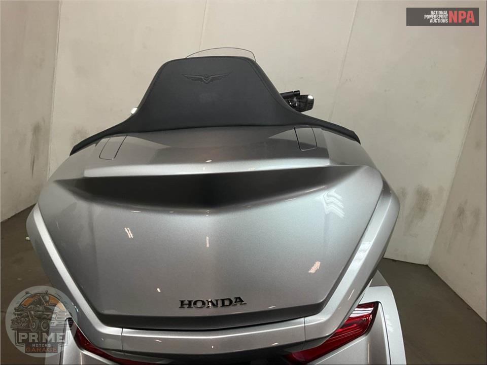 2025 Honda GL1800 GOLD WING TOUR — фото 16