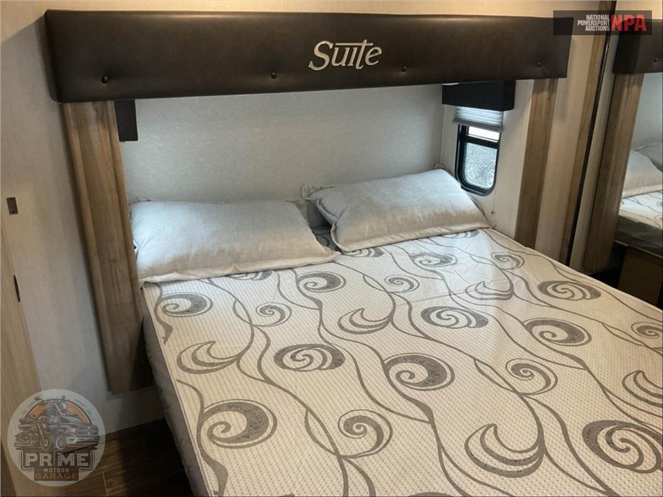 2021 Cherokee By Forest River M-3550SUITE - ARCTIC WOLF FIFTH WHEEL SERIES — фото 13